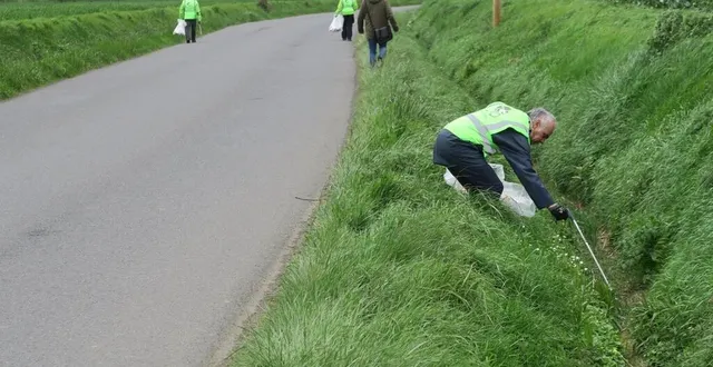 photo  une fois les coureurs passés, place à la collecte des déchets pour pascal et ses amis.  &copy;  ouest-france 
