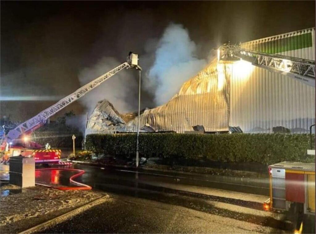 En Images Le Magasin Leroy Merlin Dangers Victime Dun Incendie