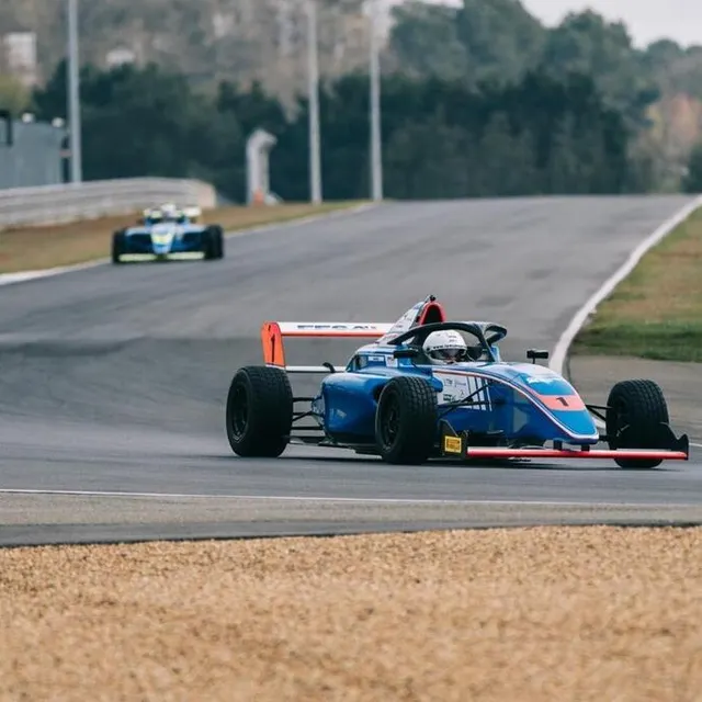 photo les 20 youtubeurs vont se tester sur les monoplaces f4 de la ffsa academy.  ©  aco