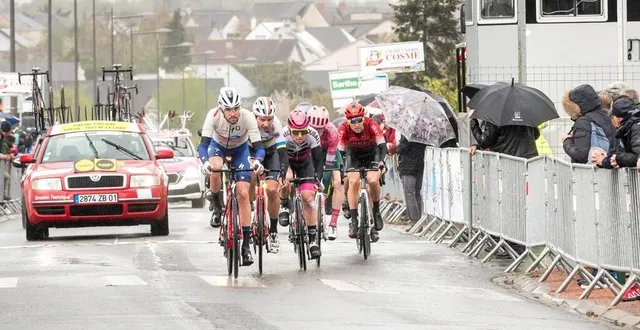 photo  le mauvais temps vient contraindre la dernière étape du circuit de la sarthe cycliste, ce vendredi 8 avril.  &copy;  dominique breugnot photographer 