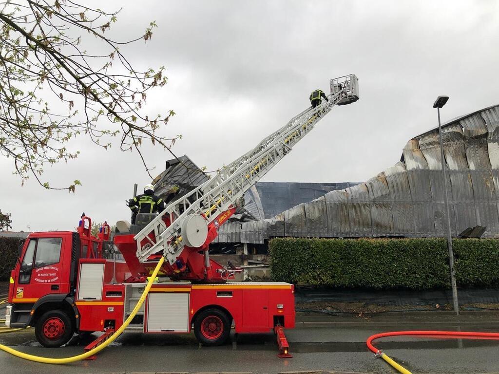 RÉcit Victime Dun Important Incendie Le Magasin Leroy Merlin D