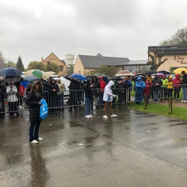 photo le public sous la pluie à la chapelle-saint-aubin pour le départ de la dernière étape du circuit.  ©  le maine libre