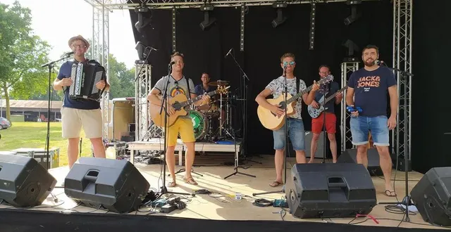 photo  le groupe sans prétention vient de sortir, sur youtube, le clip tourné à chantenay-villedieu en février dernier.  &copy;  archives ouest-france 