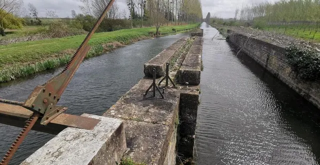 photo  curçay-sur-dive, vendredi 8 avril. à la frontière de saint-martin-de-mâcon et de vrères, cette écluse sur le canal de la dive servait autrefois à la navigation de péniches.  &copy;  co - carl guillet 