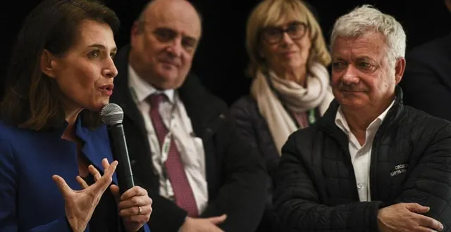 photo  christelle morançais félicité gérald feuvrier pour son engagement depuis quarante ans  &copy;  photo le maine libre – denis lambert 