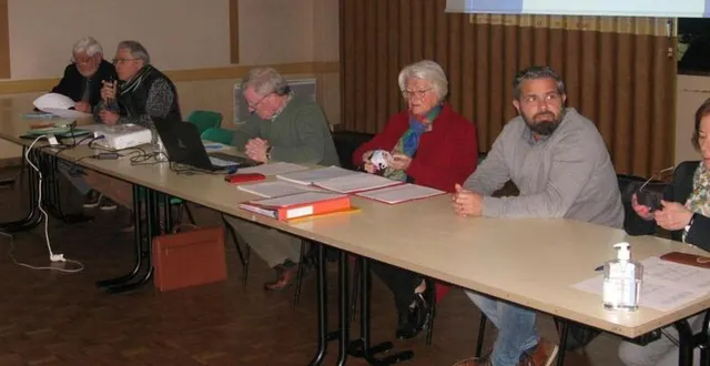 photo  le bureau cantonal de générations mouvement avec, de gauche à droite, françois esnault, pour le département, jean-pierre dufresne, remy caillet, trésorier, éliane langlais, secrétaire, cédric forgeard, adjoint au maire, et françoise rachet, maire adjointe à la flèche.  &copy;  ouest-france 