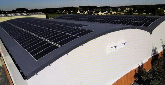 photo  la halle aux sports de durtal (maine-et-loire) a été équipée des nouveaux panneaux photovoltaïques développés par phoenix group.  &copy;  communiqué presse région 