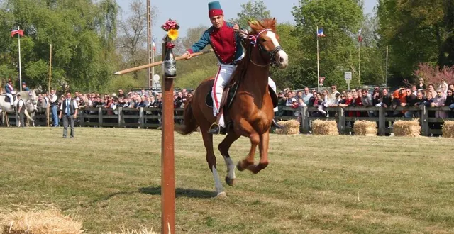 photo  le bris des lances est un jeu d’adresse indissociable de la fête des lances de champagné (sarthe).  &copy;  archives/dr 