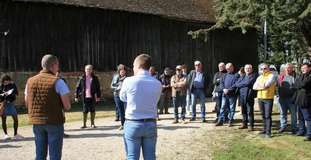 photo  un public très attentif aux conseils des techniciens en matière de plantation de haies bocagères.  &copy;  le maine libre 
