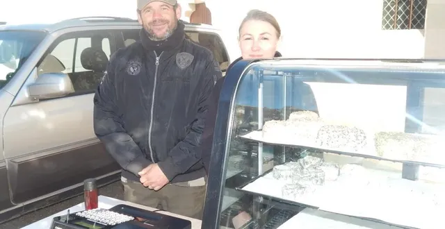 photo  isabelle et goulvenn vendaient leurs petits fromages de chèvres bio.  &copy;  le maine libre 