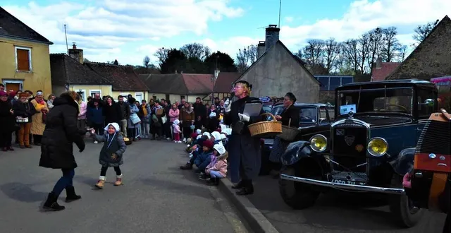 photo  jocelyne chevaucher, en gants blancs, haranguant le public au son de l’accordéon, en place centrale de dehault.  &copy;  le maine libre 
