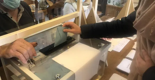 photo  c’est « sans trembler » que suzie a voté pour la première fois à l’occasion du premier de l’élection présidentielle, ce dimanche 10 avril 2022, à échalou, dans l’orne.  &copy;  ouest-france 