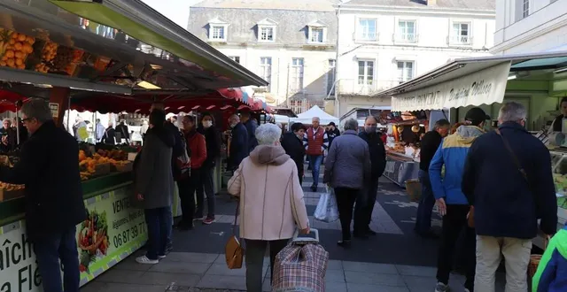 photo  parmi les habitants interrogés place du marché-au-blé à la flèche ce dimanche 10 avril 2022, beaucoup ont été aux urnes ou comptent y aller.  &copy;  ouest-france 