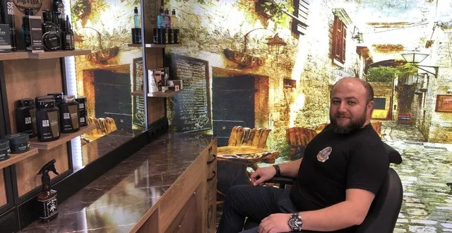 photo  cankaya gokhan inaugure son salon de coiffure, rue carnot, lundi 11 avril 2022.  &copy;  ouest-france 