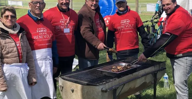 photo  mansigné, dimanche 10 avril 2022. monique, jacques et les autres, tous bénévoles pour le biathlon organisé par even mansigné, ce week-end sur la base de loisirs, ont pris leur disposition pour voter.  &copy;  le maine libre 