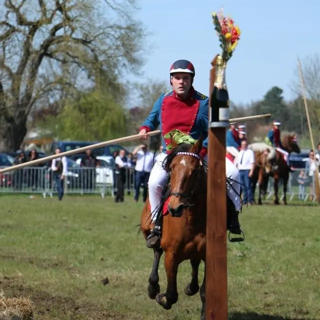 photo le bris des lances est un jeu d’adresse indissociable de la fête des lances.  ©  ouest-france