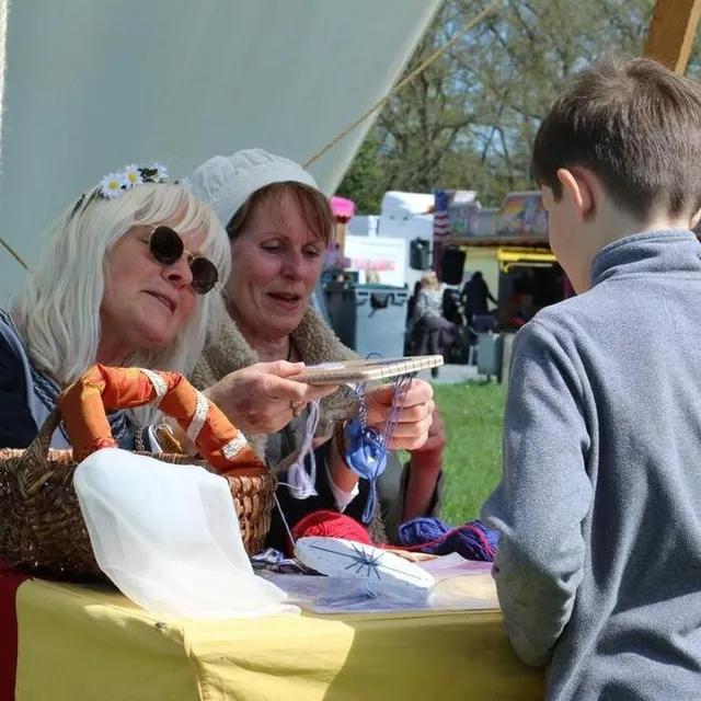 photo le camp médiéval a attiré petits et grands.  ©  ouest-france