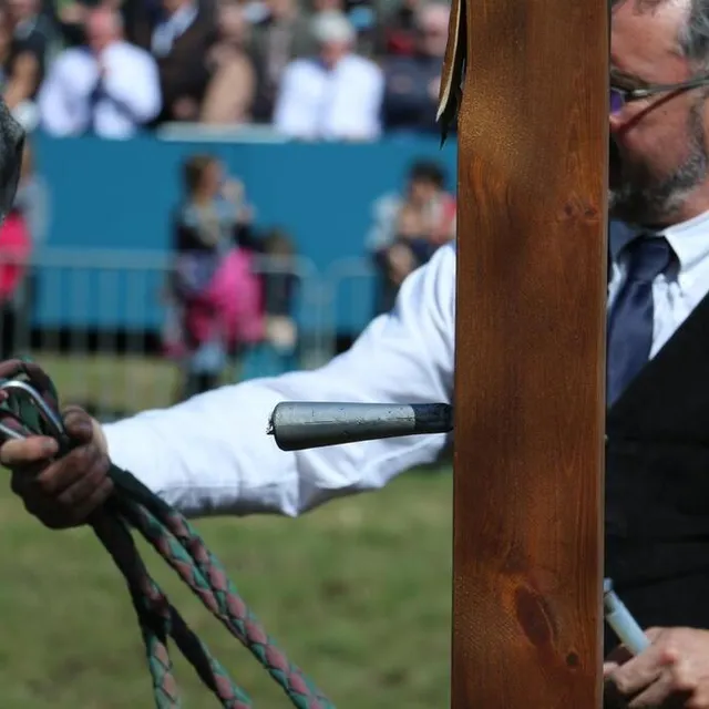 photo les lanciers doivent ficher la pointe de leurs lances dans le poteau de quintaine positionné au milieu du terrain.  ©  ouest-france