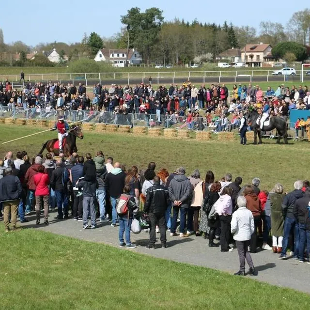 photo dimanche après-midi, il y avait foule aux abords du terrain des lances.  ©  ouest-france