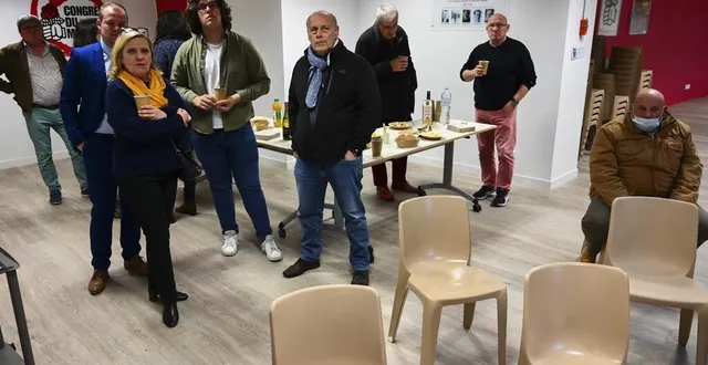 photo  rue bigot, seuls une quinzaine de personnes sont venues suivre la soirée électorale.  &copy;  le maine – denis lambert 