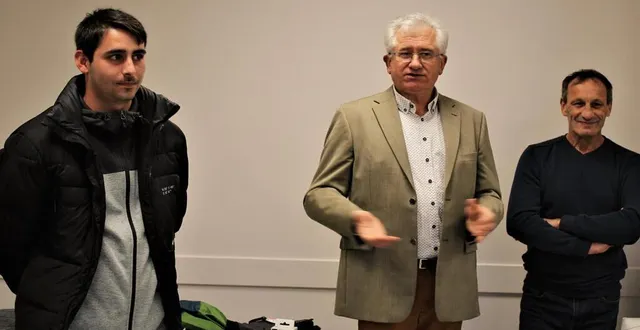 photo  kevin gondard, 21 ans, résident à saint-mars-d’outillé, a été présenté par le maire jean-claude bizeray. il remplace olivier monin aux ateliers municipaux.  &copy;  ouest-france 