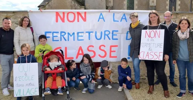 photo  les parents d’élèves de l’école saint-paul ont affiché leur opposition à la fermeture de classe.  &copy;  le maine libre 