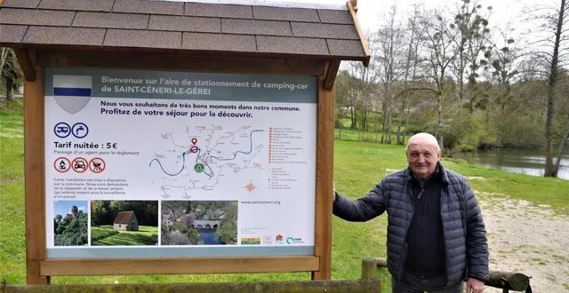 photo  à l’entrée de l’espace pour les camping-cars, arsène guilmeau présente le panneau d’informations qu’il a construit avec patrick boissot.  &copy;  ouest-france 