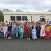 photo vendredi, les 96 enfants de l’école sainte-jeanne-d’arc devaient défiler dans les rues, mais la pluie et le vent ont imposé une revue à la baisse du programme de leur carnaval, placé sous le thème tous à la fête. malgré tout, « les enfants ont fait travailler leur imagination avec des costumes de magiciens, des déguisements de clowns, des scientifiques, et même un ventriloque », explique sandrine portier, directrice.