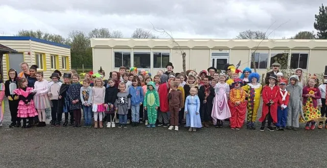 photo  vendredi, les 96 enfants de l’école sainte-jeanne-d’arc devaient défiler dans les rues, mais la pluie et le vent ont imposé une revue à la baisse du programme de leur carnaval, placé sous le thème tous à la fête. malgré tout, « les enfants ont fait travailler leur imagination avec des costumes de magiciens, des déguisements de clowns, des scientifiques, et même un ventriloque », explique sandrine portier, directrice.  &copy;  ouest-france 