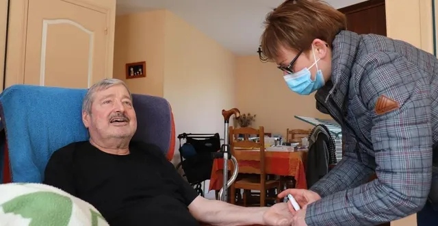photo  laëtitia dejonghe ou son mari thomas se rendent trois fois par jour chez jean-paul, afin de notamment vérifier son taux de glycémie.  &copy;  ouest-france 