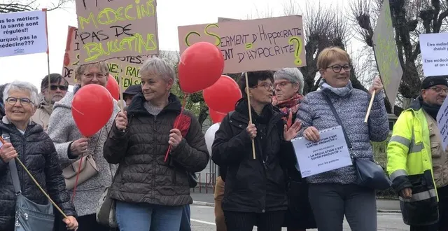 photo  le mans, jeudi 7 avril 2022. a l’appel d’ufc que choisir, environ 70 personnes se sont rassemblées devant l’ars pour protester contre la désertification médicale.  &copy;  photo le maine libre 