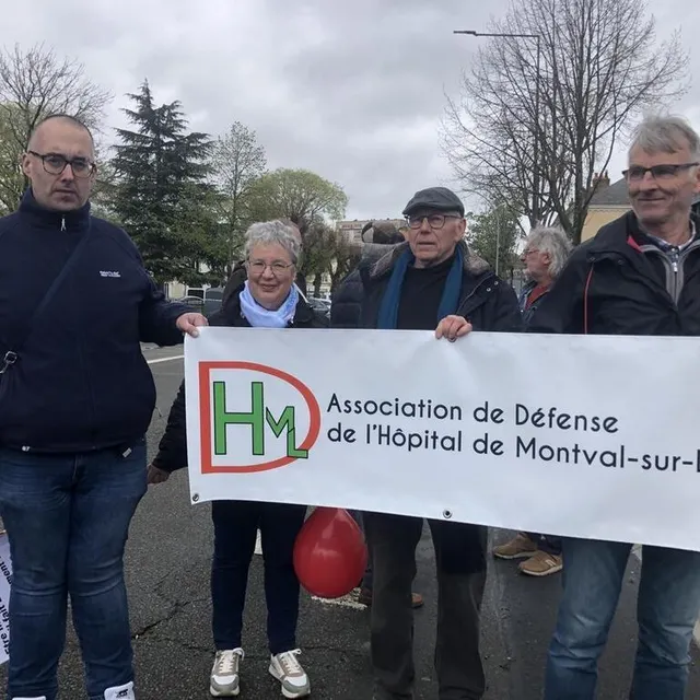 photo des membres de l’association de défense de l’hôpital de montval se sont joints au mouvement.  ©  photo le maine libre