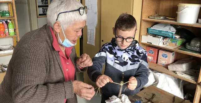 photo  madeleine corbenois, bénévole aux croqueurs de pommes du bocage, aide arthur, élève de cm1 à la ferté-macé, à greffer un plant de pommes de fer, une variété ancienne, en avril 2022.  &copy;  ouest-france 