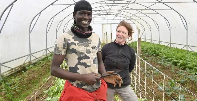 photo  éloïse de beaucourt, maraîchère sarthoise et douga, un jeune malien en situation irrégulière depuis sa majorité. l’agricultrice a fait le choix de l’employer sur son exploitation malgré tout, à la fin de son apprentissage.  &copy;  thomas brégardis / ouest-france 