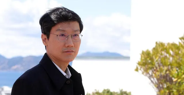 photo  hwang dong-hyuk, le réalisateur de la série « squid game », à cannes, lors du festival canneséries, le 4 avril 2022.  &copy;  valer hache / afp 