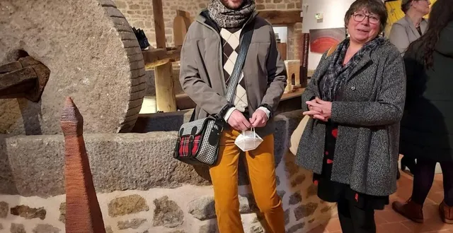 photo  les artistes plasticiens devant leurs œuvres lors du vernissage  &copy;  ouest-france 