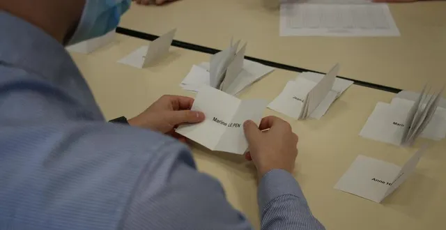 photo  marine le pen a passé la barre des 2 000 voix et est arrivée pour la première fois deuxième à segré-en-anjou-bleu.  &copy;  co 