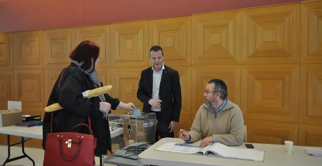 photo  il n’y avait pas foule au bureau de vote de la mairie, à sablé où on enregistre 33 % d’abstention. mais la participation était encore plus faible à la rocade où un électeur sur deux ne s’est pas déplacé.  &copy;  le maine libre 