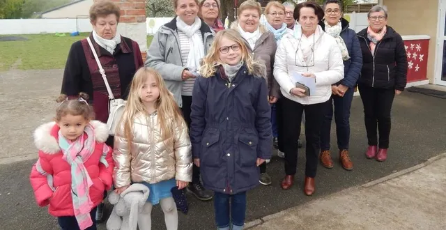 photo  les bénévoles de l’association familles rurales ont remis un chèque de 1 000 € à l’école privée saint-joseph.  &copy;  le maine libre 