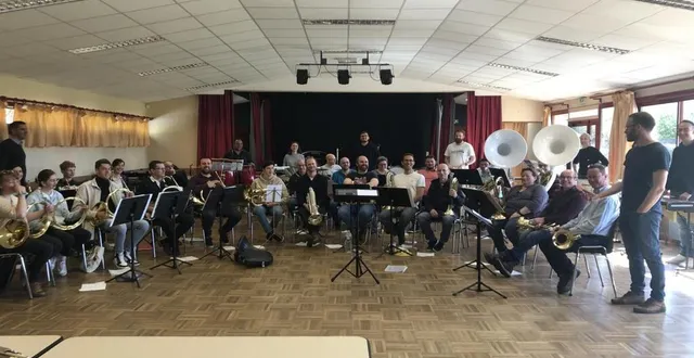 photo  la batterie fanfare en répétition salle des fêtes.  &copy;  le maine libre 