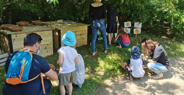 photo  cocycler initie les jeunes et leurs parents à la pratique du compost, lors d’une chasse au trésor organisée mardi 19 avril 2022, à angers (maine-et-loire).  &copy;  cocycler 