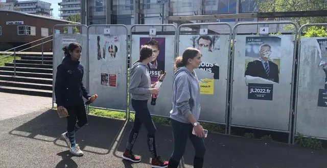 photo  lundi midi, devant les panneaux électoraux placés près de la mairie. quatrième commune la plus peuplée en sarthe, allonnes, ville dirigée par un maire communiste, a placé marine le pen en tête du premier tour de l’élection présidentielle.  &copy;  ouest-france 