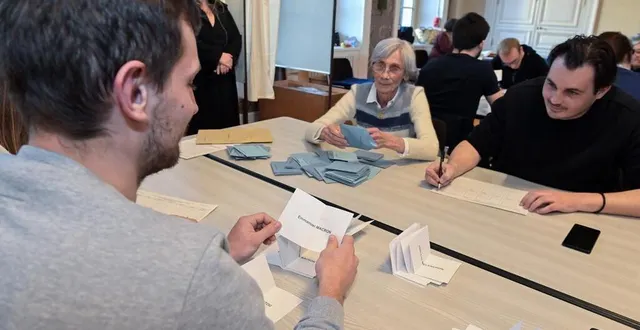 photo  les résultats du premier tour de la présidentielle, ici au bureau de vote de l’hôtel de ville d’angers, donne une indication des rapports de force avant les législatives de juin.  &copy;  aubinaud sébastien 