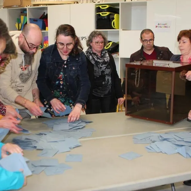 photo neuf bureaux de vote ont placé emmanuel macron en tête, huit marine le pen.  ©  le maine libre