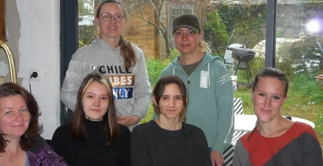 photo  volha, en haut à droite, donne quelques notions de français aux réfugiés ukrainiens  &copy;  le maine libre 