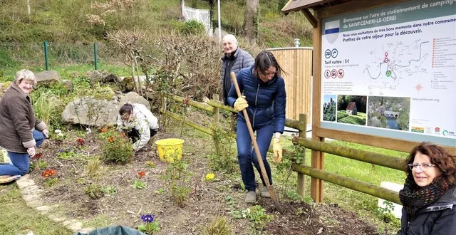 photo  mercredi 6 avril, l’équipe travaillait sur le parterre fleuri à l’entrée de l’aire des camping-cars sous l’œil d’arsène guilmeau.  &copy;  ouest-france 