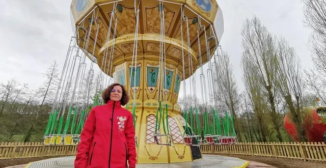 photo  massais, mardi 12 avril. le swing et ses chaises volantes, nouvelle attraction familiale de ce début de saison au parc de la vallée.  &copy;  co – carl guillet 