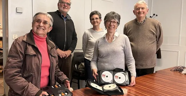 photo  annick olivier, audio-lectrice, est entourée de bernard petit, responsable technique des donneurs de voix, aline sontonja, future donneuse de voix en formation, madeleine poignault, responsable des donneurs de voix, et maurice lemonnier, président de l’association des donneurs de voix à la flèche.  &copy;  ouest-france 