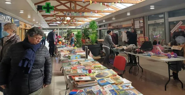 photo  le centre commercial de la chesnaie était plein de vie à l’occasion du vide-greniers. 