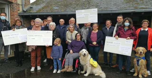 photo  les comédiens entourés des représentants des différentes associations.  &copy;  ouest-france 